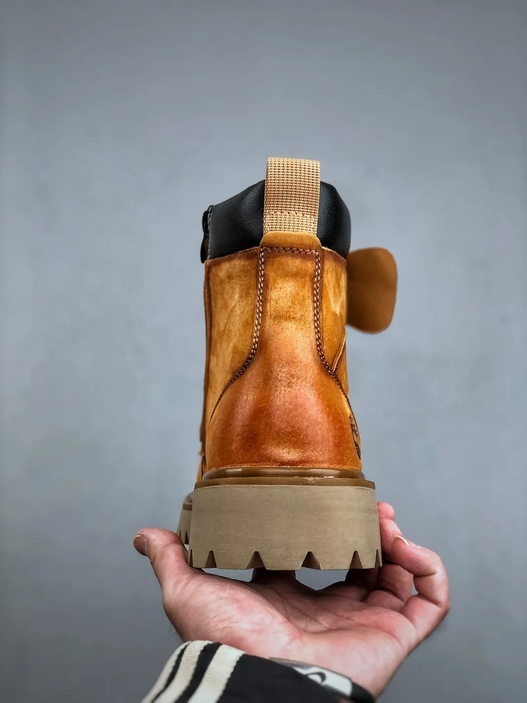 Local 💰640 supports store opening new goods 🚀 #Timberland Timberland/Timberland new autumn and winter products essential outdoor leisure rhubarb boots series for autumn and winter #Guangdong Dachang quality original box original packaging fashion trend matching fabrics made of Italian 🇮🇹 top matte fine-grained cowhide lightweight outsole with anti-odor and anti-corrosion genuine leather latex insoles from outsole to hardware are made from OEM raw materials Same as the original Goodyear's never-opening glue process. Good products don't kill pigs. The quality of the first order is strictly controlled. Exclusively released on the entire network. The quality is beyond doubt. The full set of official website unified packaging gives you a perfect wearing experience. The quality is exquisite and durable. A must-have for sportsmen. Specializes in not looking handsome. High-quality feet feel first-class. This winter, it is specially used for outdoor cold protection. Daily casual matching. Size: 38-44 (leather shoe size)